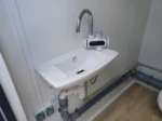 Doppel-Sanitärcontainer – 2 Unabhängige Kabinen, WC, Waschbecken & Boiler – Bild 5