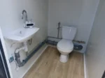 Doppel-Sanitärcontainer – 2 Unabhängige Kabinen, WC, Waschbecken & Boiler – Bild 6