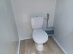 Doppel-Sanitärcontainer – 2 Unabhängige Kabinen, WC, Waschbecken & Boiler – Bild 7