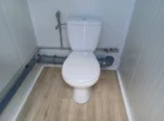 Doppel-Sanitärcontainer – 2 Unabhängige Kabinen, WC, Waschbecken & Boiler – Bild 8