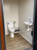 Neuer Sanitärpavillon – 3 Separate Kabinen, WC, Urinal, Waschbecken – Bild 9