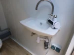 Doppel-Sanitärcontainer – 2 Unabhängige Kabinen, WC, Waschbecken & Boiler – Bild 9